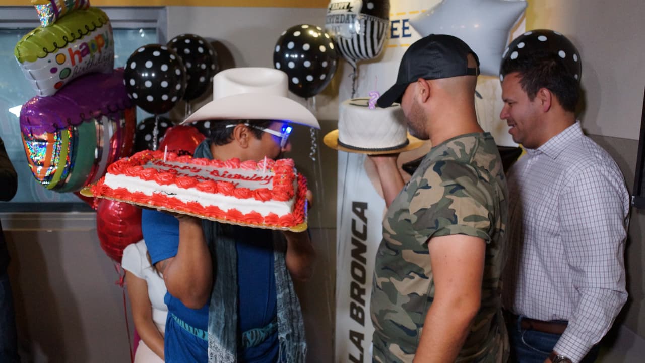 La Bronca cumplió años y se armó una fiesta en la cabina del Free-guey show.