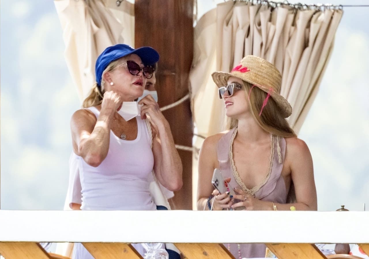 También fue captada comiendo con sus familiares en su paseo en yate.