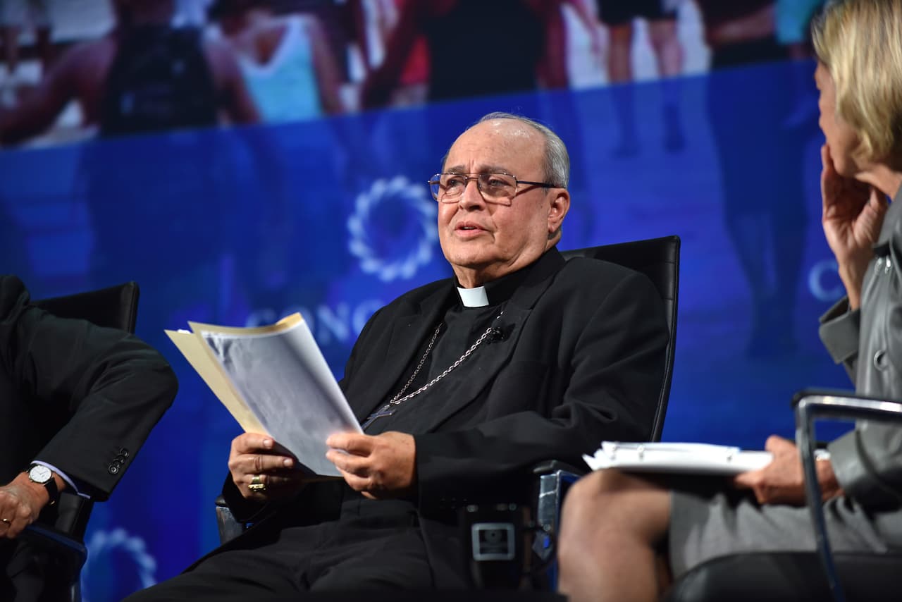 El cardenal Jaime Lucas Ortega y Alamino habla en una conferencia en Nueva York en 2016.