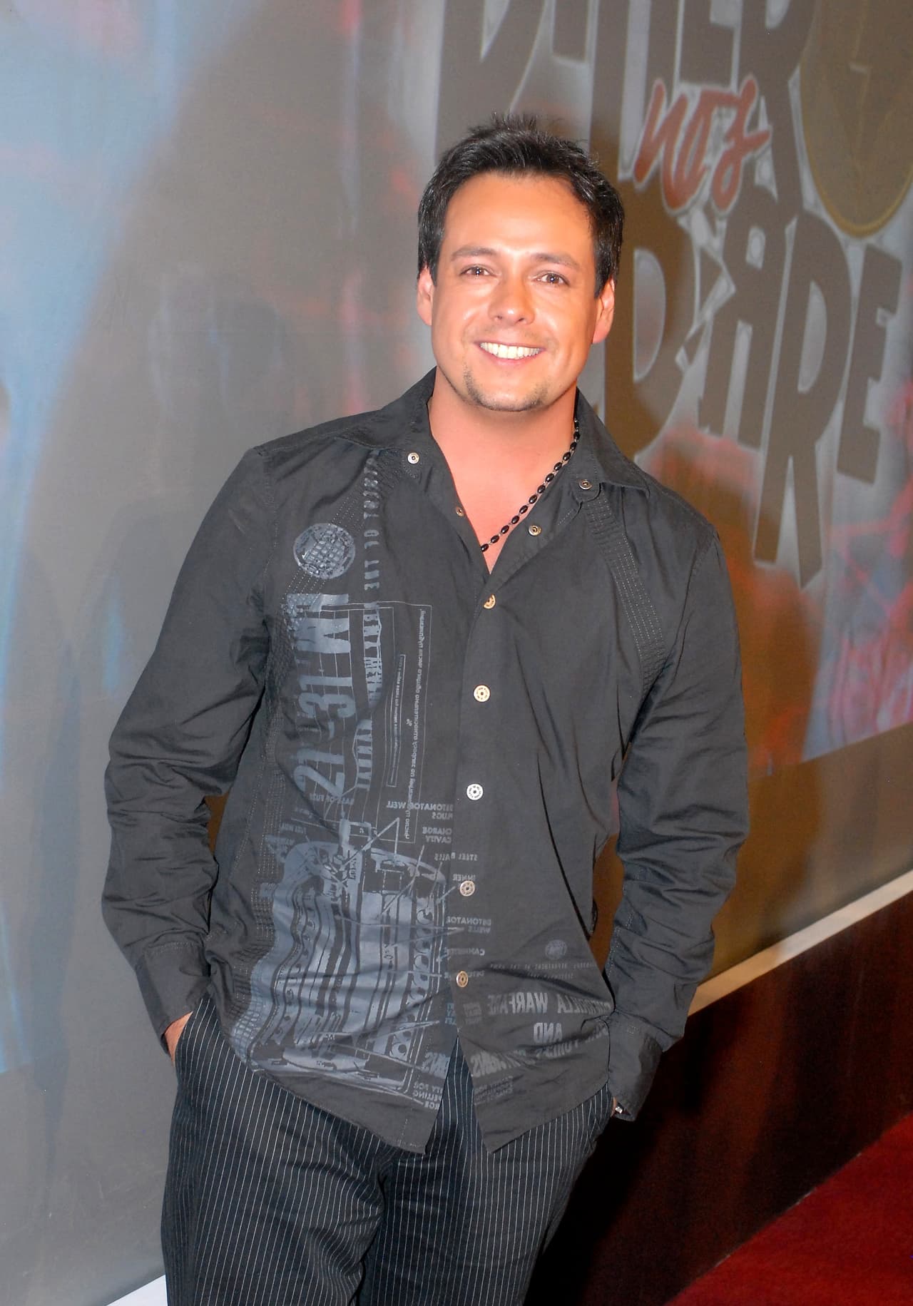 En 'Hasta que el dinero nos separe' también hizo una pequeña participación disfrazado de mujer, por lo que nos queda claro que el actor no tiene miedo de experimentar varias personalidades, ¿lo recuerdas?