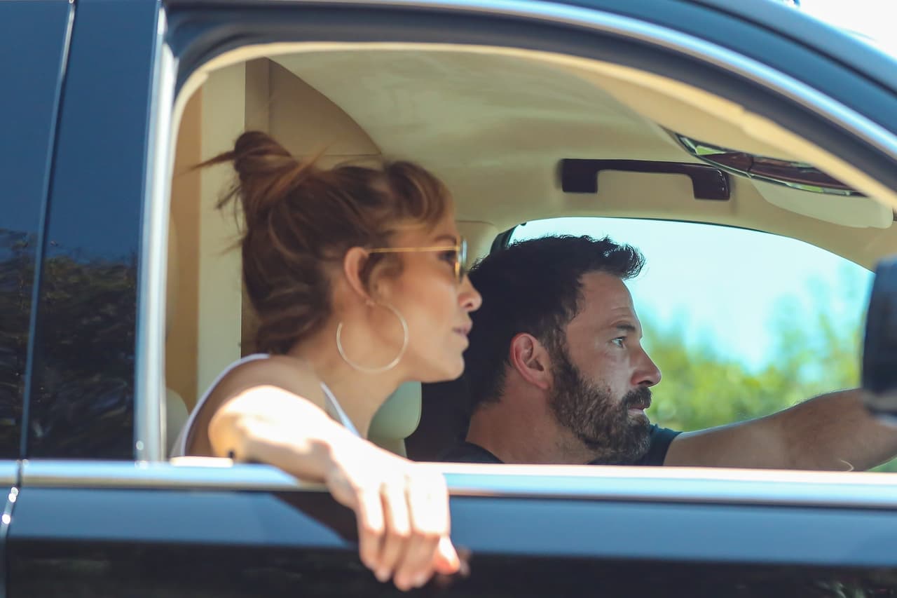 "Ben y 'Jen' 
<b><a href="https://www.univision.com/famosos/ben-affleck-compras-hija-jlo-jennifer-garner-reacciona-fotos" target="_blank">pasan casi todas las noches juntos</a></b> cuando no están trabajando", dijo el informante.