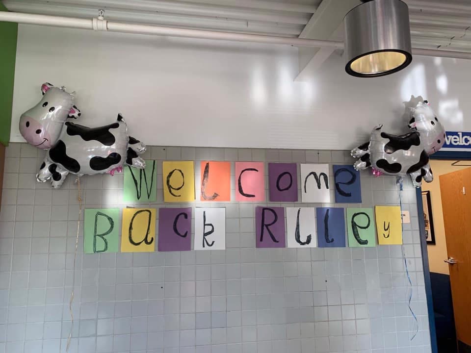 “Lo primero que vimos fue una enorme pancarta que daba la bienvenida a Riley de regreso a la escuela“, cuenta su madre. “¡Ella fue recibida por todo el personal de la cafetería y el personal de la oficina principal! Todos los estudiantes se alinearon en los pasillos para saludar a Rie, animarla y darle un puntaje de cinco“.