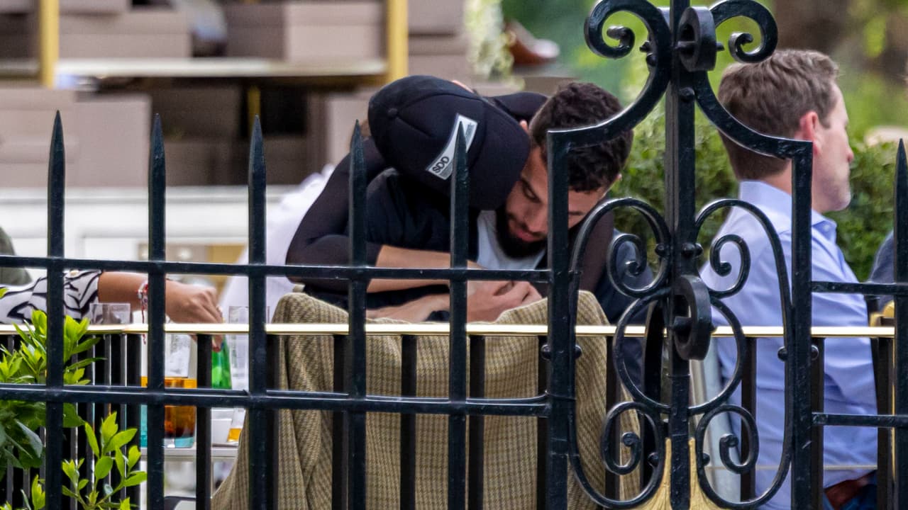 La pareja fue captada mientras estaba en una terraza en Madrid.