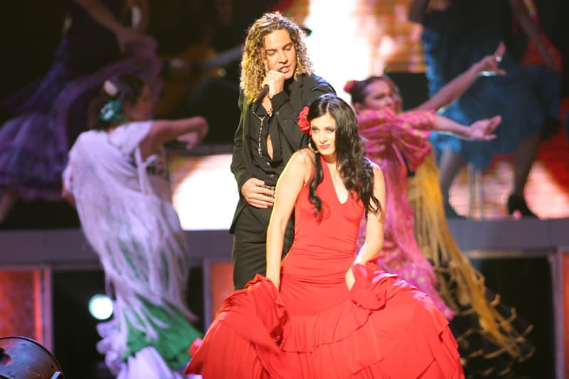 Si de ritmo y sensualidad en el escenario se trata, hay que recordar este momento que David Bisbal nos regaló junto a la ex Miss Universo 1993, Dayanara Torres.