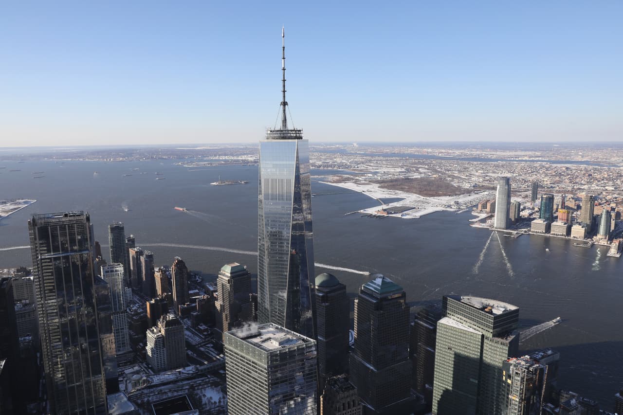 <b>Nuevos edificios</b>
<br>
<br>Sin duda el cambio más obvio: el One World Trade Center ahora yace en el sitio donde se ubicaban las antiguas torres. Es uno de varios edificios que remplazaron el antiguo completo del WTC.