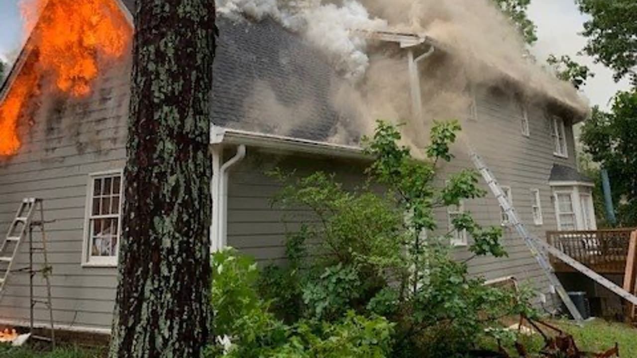 Una casa en Gwinnett se incendia al ser impactada por un rayo 