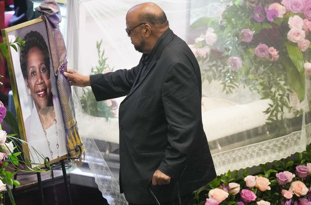 El martes en la noche, el viudo Elwyn Lee participó de un servicio religioso en memoria de la congresista en la iglesia God's Grace de Houston.