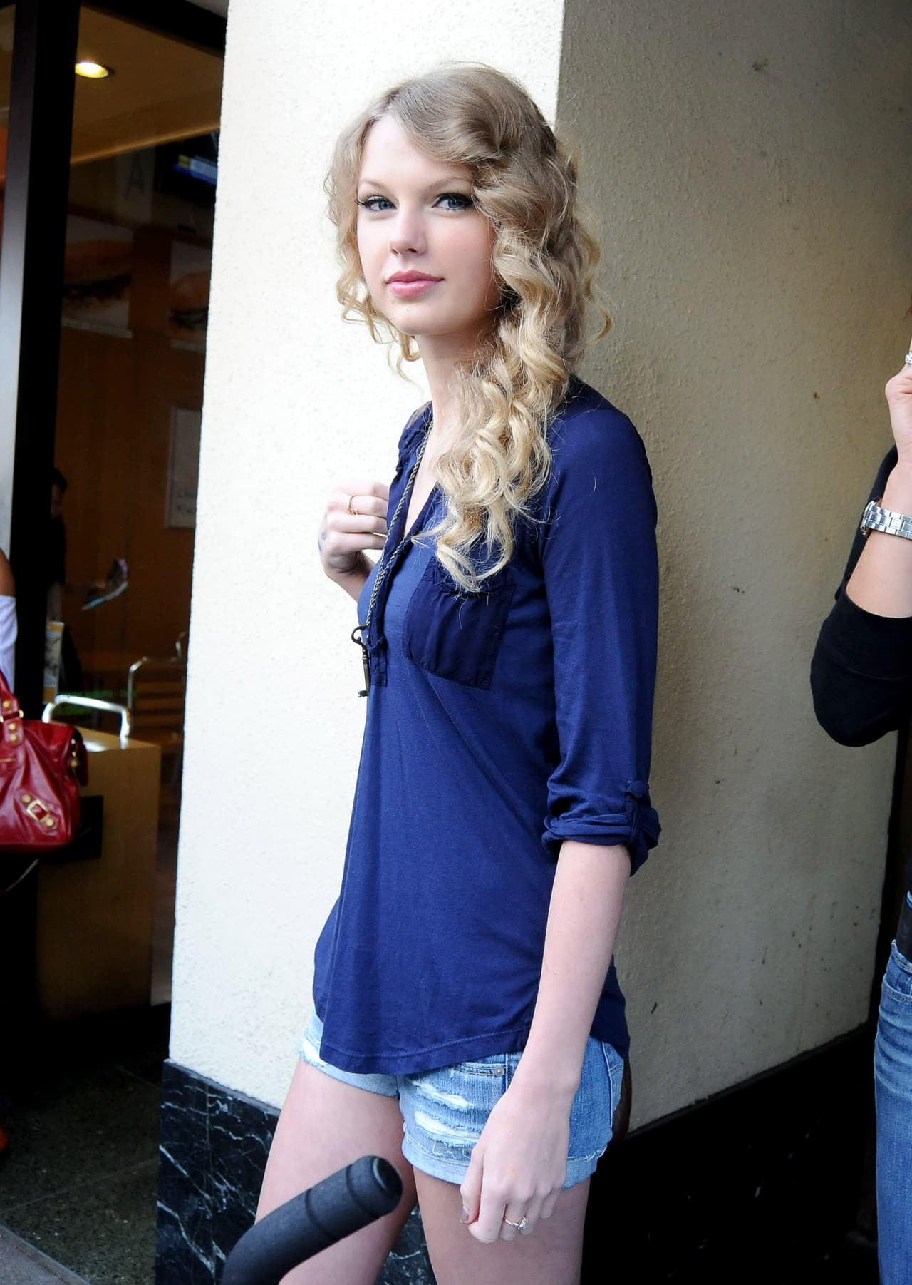 Taylor Swift saliendo de un café en Los Ángeles en 2010.