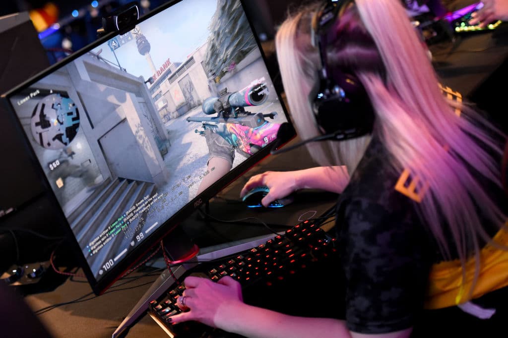 Chica jugando videojuegos