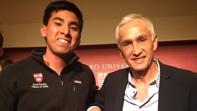 Erick Martínez (derecha) junto a Jorge Ramos, periodista de Univision Noticias, en un encuentro en la Universidad de Harvard en abril de 2015.