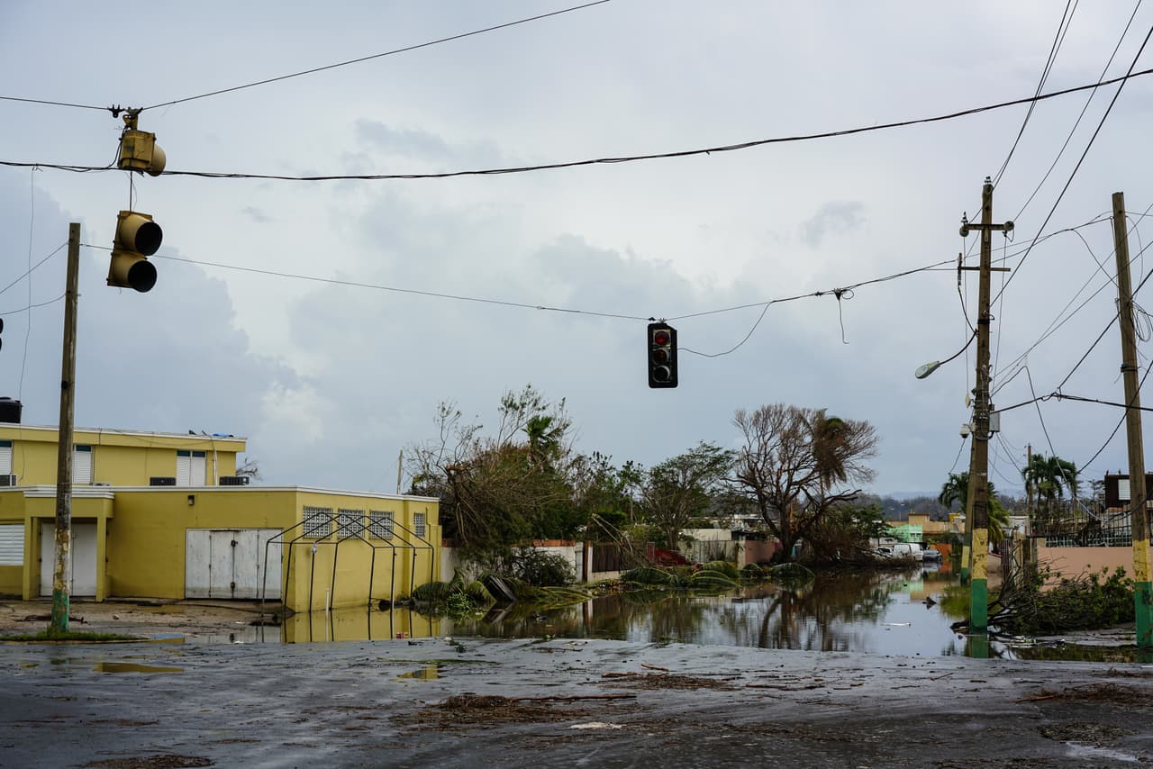 Una calle inundada en Levittown, en el municipio Toa Baja, donde las inundaciones fueron intensas. El gobernador Ricardo Rosselló declaró que cerca de 200 personas fueron rescatadas del área.