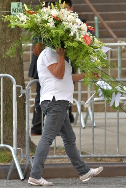 Familiares y amigos de James Gandolfini se dieron cita el día de hoy en la Catedral de San Juan el Divino, en Manhattan, para darle el último adiós al actor quien perdió la vida en Roma, Italia, mientras disfrutaba de unas vacaciones al lado de su hijo Michael. A la ceremonia asistieron poco más de 500 personas y sus amigoas más cercanos dedicaron palabras emotivas al actor de la serie “The Sopranos”. Aquí los videos más chismosos.