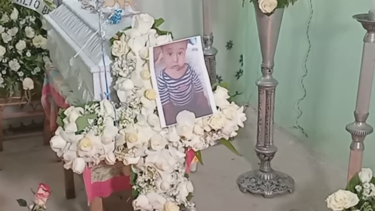 <b>"No le daban de comer y permanecía sucio": niño de 2 años muere tras ser golpeado presuntamente por su padrastro</b>
<br>
<br>El pequeño Ulises, de 2 años, murió en Chiapas, México, tras ser golpeado presuntamente por su padrastro, quien habría castigado al menor porque no dejaba de llorar. Según algunos testigos, el niño siempre fue víctima de maltrato y su madre no hizo algo para evitar las acciones violentas contra su hijo. Por ahora, la mujer y el hombre permanecen detenidos y enfrentan un juicio por el fallecimiento del pequeño.