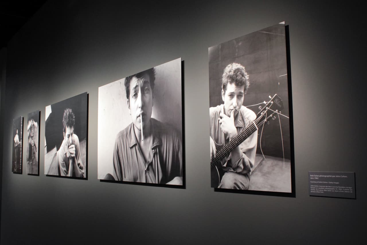 Al debutar con su primer álbum en 1962, Dylan ya también había conseguido robar páginas en el New York Times. La primera reseña sobre él la escribió Robert Shelton quien se convertiría en su fiel biógrafo y quien en su momento reparó en el chico extraño y desequilibrado que había sido el telonero de los ‘Greenbriar Boys’. El periodista había anticipado una leyenda que seguiría haciendo historia hasta nuestros días. MARINA HELLI/AFP/Getty Images