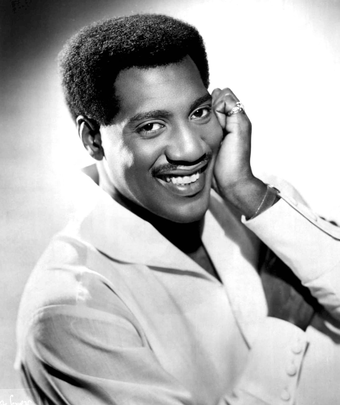 Otis Redding es considerado uno de los padres del 
<a href="https://en.wikipedia.org/wiki/Soul_music">soul music</a> y 
<a href="https://en.wikipedia.org/wiki/Rhythm_and_blues">rhythm and blues</a>. El 9 de diciembre de 1967, en un 
<a href="https://en.wikipedia.org/wiki/Beechcraft_Model_18">Beechcraft H18</a> partió de Cleveland a Wisconsin, después de dar tres conciertos en dos días. El cielo estaba lluvioso y con neblina, pero el vuelo no tuvo problemas hasta poco antes de aterrizar. Se estrellaron en el lago Monona. En el siniestro hubo un sobreviviente, el músico 
<a href="https://en.wikipedia.org/wiki/Ben_Cauley">Ben Cauley.</a> Nunca se conocieron las causas del accidente.