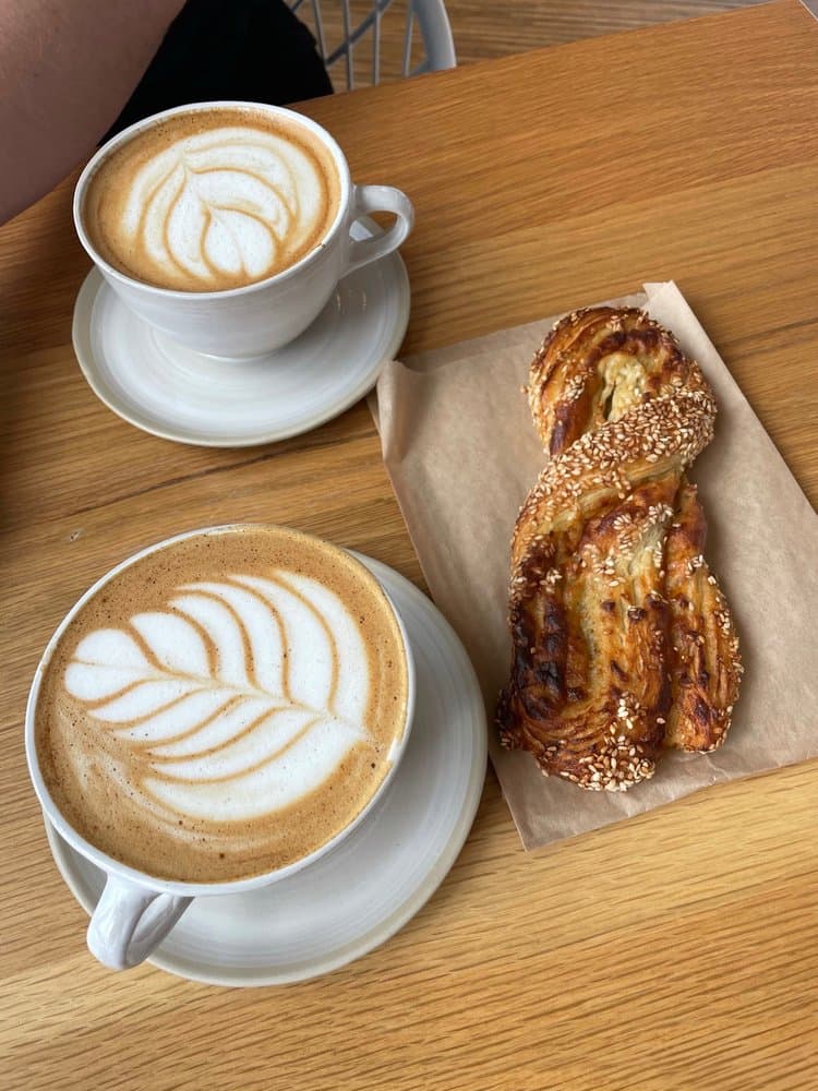 <b>Kula coffee co</b>
<br>Dirección: 3423 Piedmont Rd NE Atlanta, GA 30305
<br>Teléfono: (404) 445-4559
<br>Sitio web:
<a href="http://www.kulacoffeeco.com">http://www.kulacoffeeco.com</a>
<br>
<a href="https://www.yelp.com/map/kula-coffee-co-atlanta-5"><b>Cómo llegar</b></a>
<br>
<br>
<br>Una usuaria de Yelp dijo: “¡No esperaba que este café fuera tan increíble! No era demasiado dulce y sabía rico y estaba recién hecho. Tenían un menú de tamaño decente y también podías comprar algunos de los pasteles en la ventana. El barista también preparó mi café bastante rápido”.