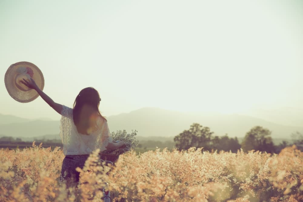 <b>Tauro</b>
<br>
<b>Romperás ataduras del pasado</b>
<br>Con el tránsito directo de tu regente Venus, se compensa la balanza y ahora lo que hay que observar son los efectos de Saturno retrógrado. Una diligencia económica que te había preocupado empieza a moverse positivamente en tu dirección y hay un resultado sorprendente mediante el cual recibes una buena suma de dinero. Aviso: El tránsito planetario que ahora te inunda confiere a tu carismática personalidad una fuerza de atracción fuera de serie. Para ti no habrá nada imposible si te lo propones, tanto en el amor como en tu vida económica. Rompe con todo lo que te ata al pasado y hazte el propósito de vivir intensamente tu realidad presente.