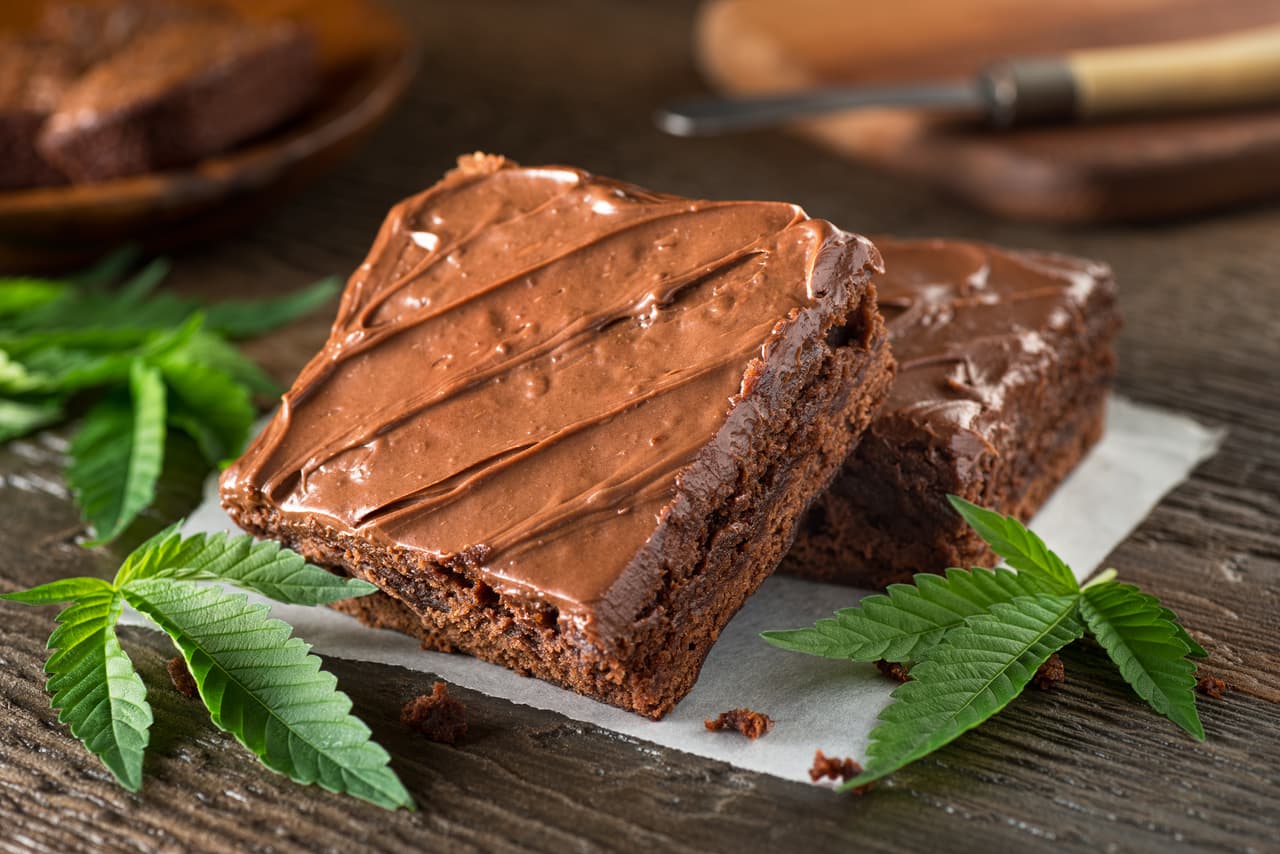 Cocinó brownies con marihuana, los llevó al trabajo e intoxicó a 20 compañeros