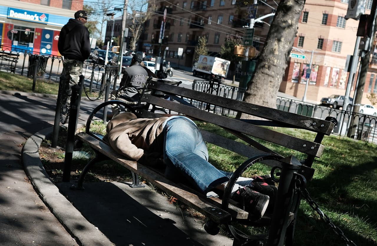 En 2014, 82% de las muertes por envenenamiento no fueron intencionales. 40% de ellas tuvo que ver con el consumo de opioides analgésicos, reportan los 
<a href="https://www.cdc.gov/nchs/data/factsheets/factsheet_drug_poisoning.htm"><u>CDC</u></a>. Las personas mayores de 15 años de edad tienen cinco veces más probabilidades de morir por envenenamiento, que el resto de la población.