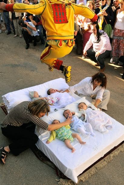También conocido como el Salto del Colacho simboliza la lucha contra el pecado original con el que nacen los pequeños.