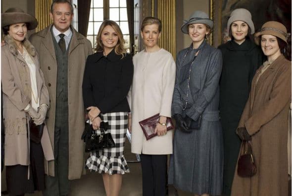 La primera dama de México visitó a sus colegas, los actores de la aclamada serie 'Downton Abbey' junto a la Condesa de Wessex.