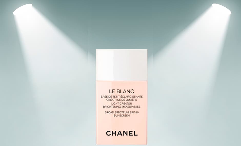 4. 
<a href="https://www.instagram.com/yumi_mori/">Yumi Mor</a>i aplicó Le Blanc, Light creator Brightening makeup Base. Este producto funciona para iluminar la piel antes de aplicar la base de maquillaje. Se puede decir que le da un fondo brillante y saludable a la piel, lo que hace que se disimule el cansancio. Si no tienes este tipo de iluminador que te defiende del sol, no olvides aplicar un protector (si es un maquillaje de día).
<br>