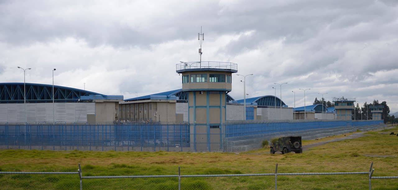 La ministra de Gobierno, Alexandra Vela, mencionó que en el penal de Cotopaxi cinco uniformados fueron heridos por impactos de bala. En Guayas hubo ocho muertos y tres policías lesionados. En medio de la revuelta también fue violada una policía, señaló. El agresor 
<a href="https://twitter.com/PoliciaEcuador/status/1418294616814665728?s=20" target="_blank">fue identificado y es considerado como uno de los cabecillas<b> </b>de uno de los<b> </b>pabellones de máxima seguridad</a> del centro carcelario, informó la Policía Nacional a través de su cuenta de Twitter.