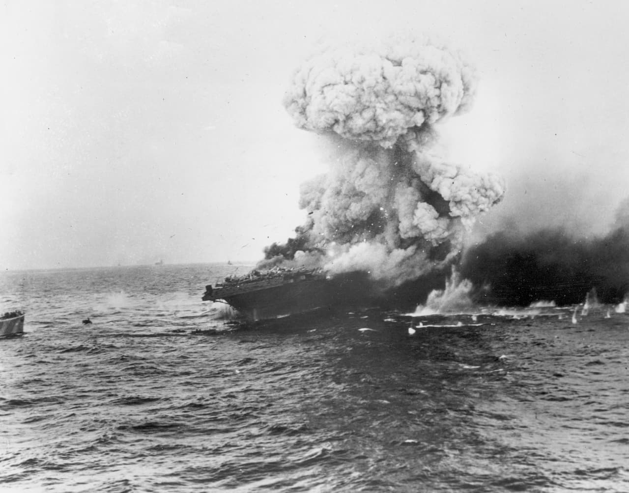 El USS Lexinton al momento del bombardeo. "Aunque el Lexington se perdió en la ‘Batalla del Mar de Coral’, los valientes esfuerzos de sus hombres paralizaron a los portaaviones de la flota imperial japonesa Shōkaku y Zuikaku, que al no poder participar en la batalla de Midway prepararon el escenario para una victoria aliada que dio un giro en el control por el Pacífico”, se
<a href="https://www.facebook.com/pacific.command/posts/10157535345662588">lee en el anuncio del Comando del Pacífico de la armada estadounidense.</a>