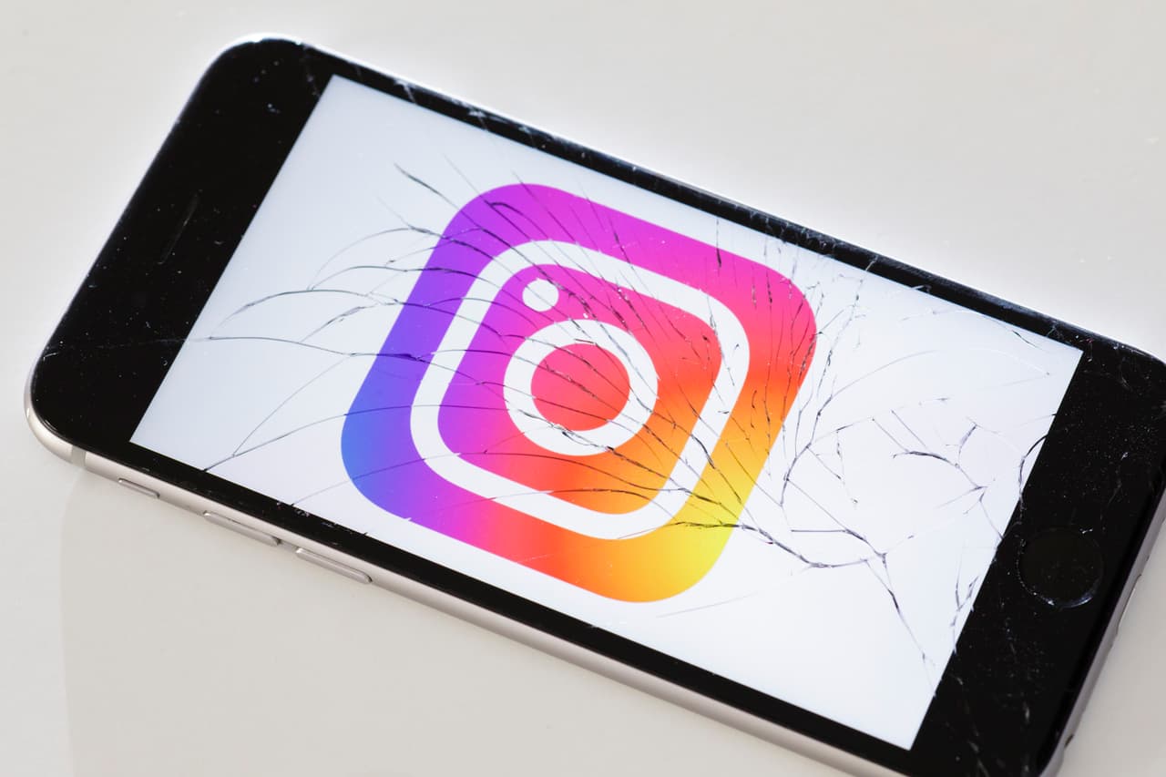 Instagram borra una foto de una pareja gay por inapropiada y las quejas obligan a republicarla