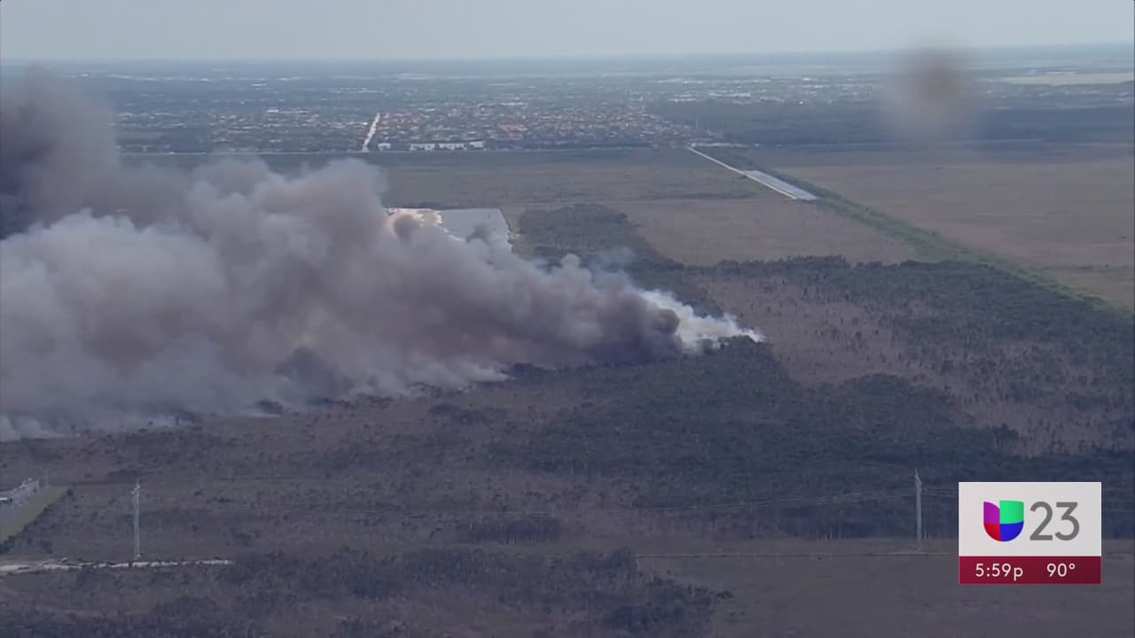 Bomberos batallan para controlar incendio forestal