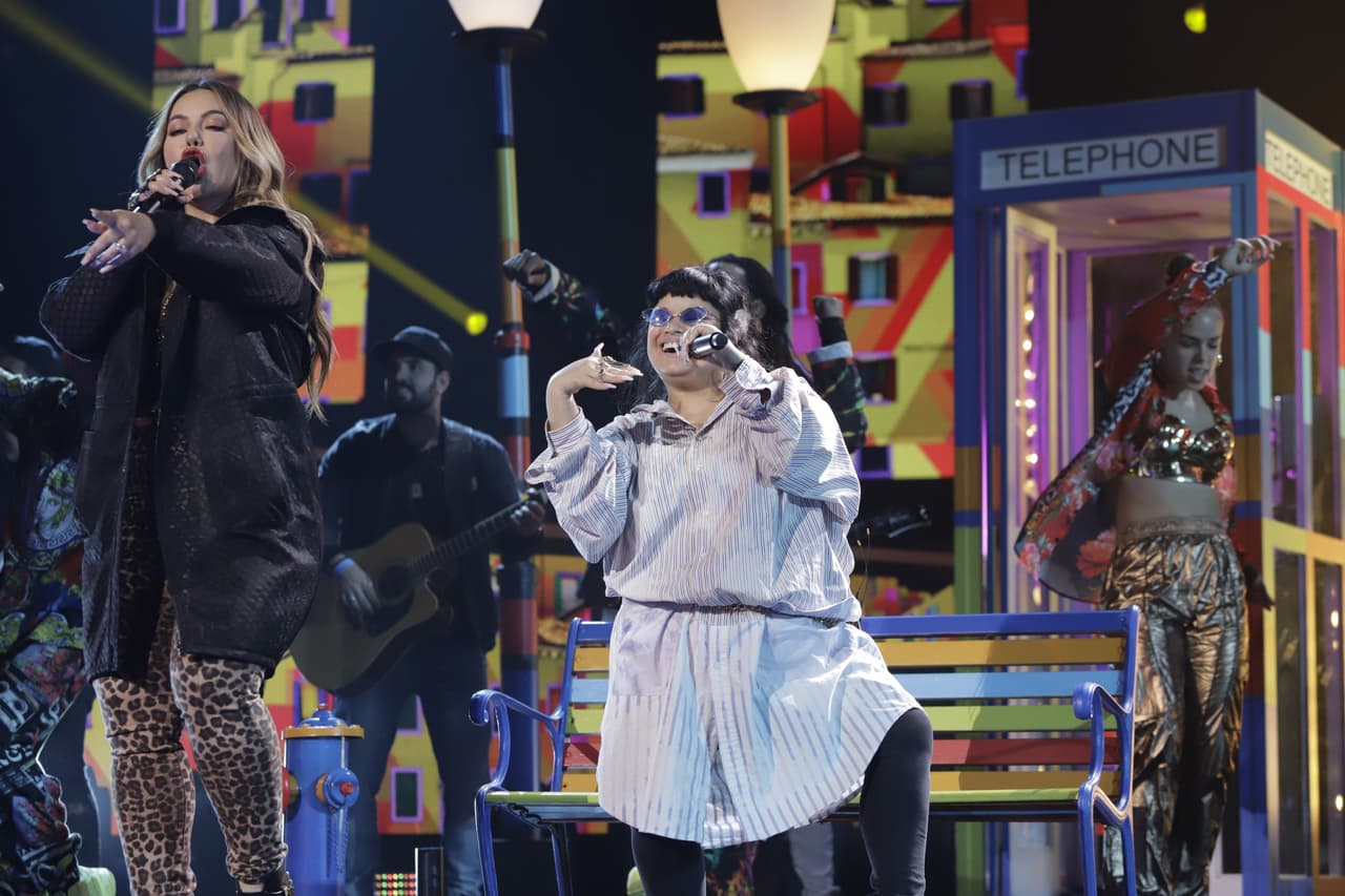 También la ahora esposa de Lorenzo Méndez, llegó con un atuendo moderno y provocativo, mientras que su compañera de fórmula fue mucho más conservadora.