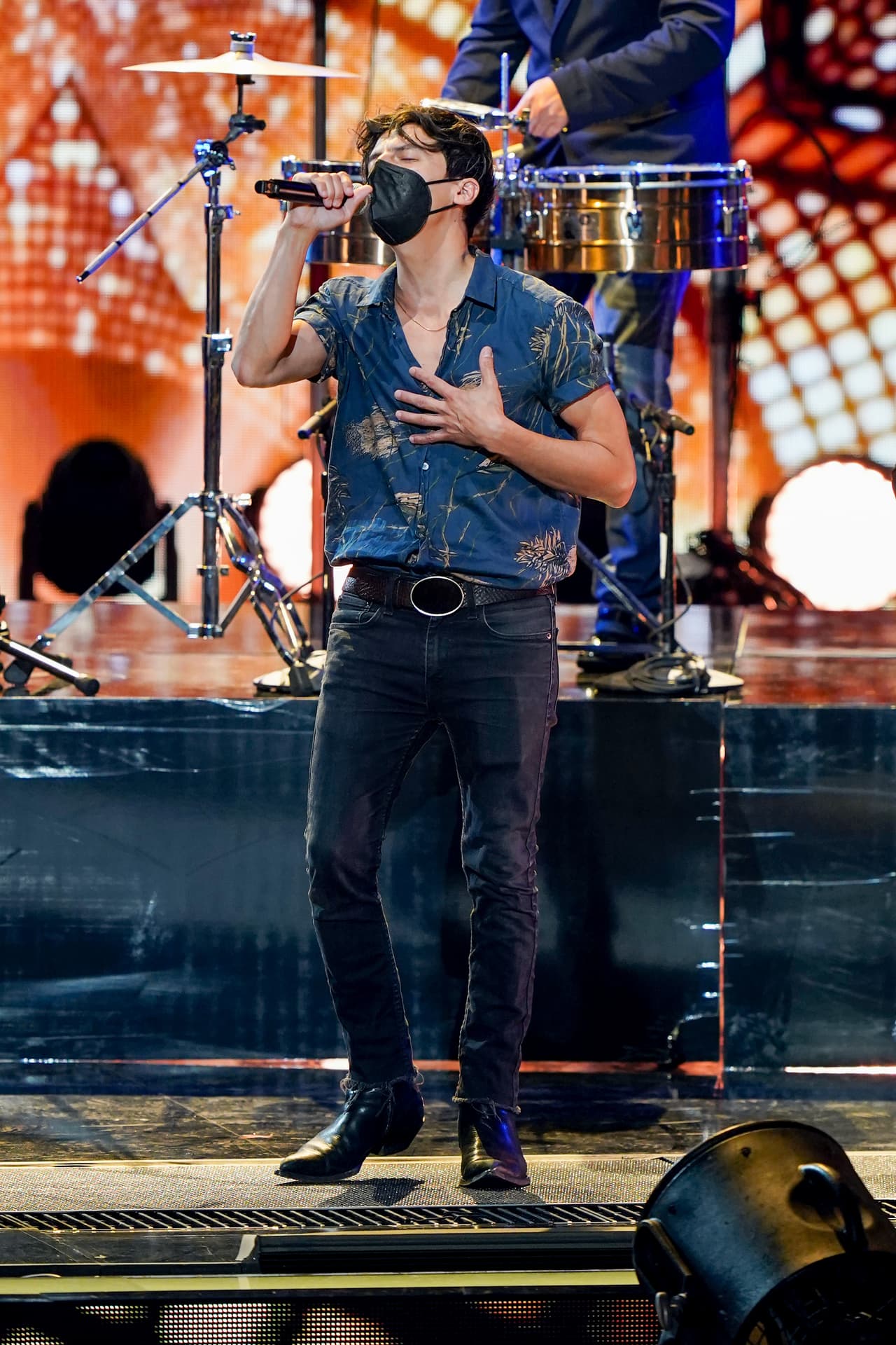 Gil Cerezo, de la agrupación mexicana, Kinky, probó los micrófonos de Premio Lo Nuestro. Ellos tendrán otra colaboración especial con Los Ángeles Azules.