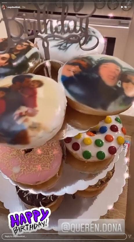 Cada panecillo tiene impreso fotografías del actor con sus seres queridos.