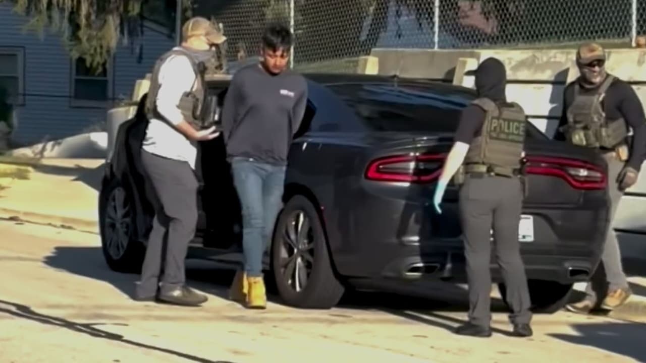 ¿Cambiarán las redadas de ICE? DHS niega freno a arrestos de inmigrantes sin antecedentes