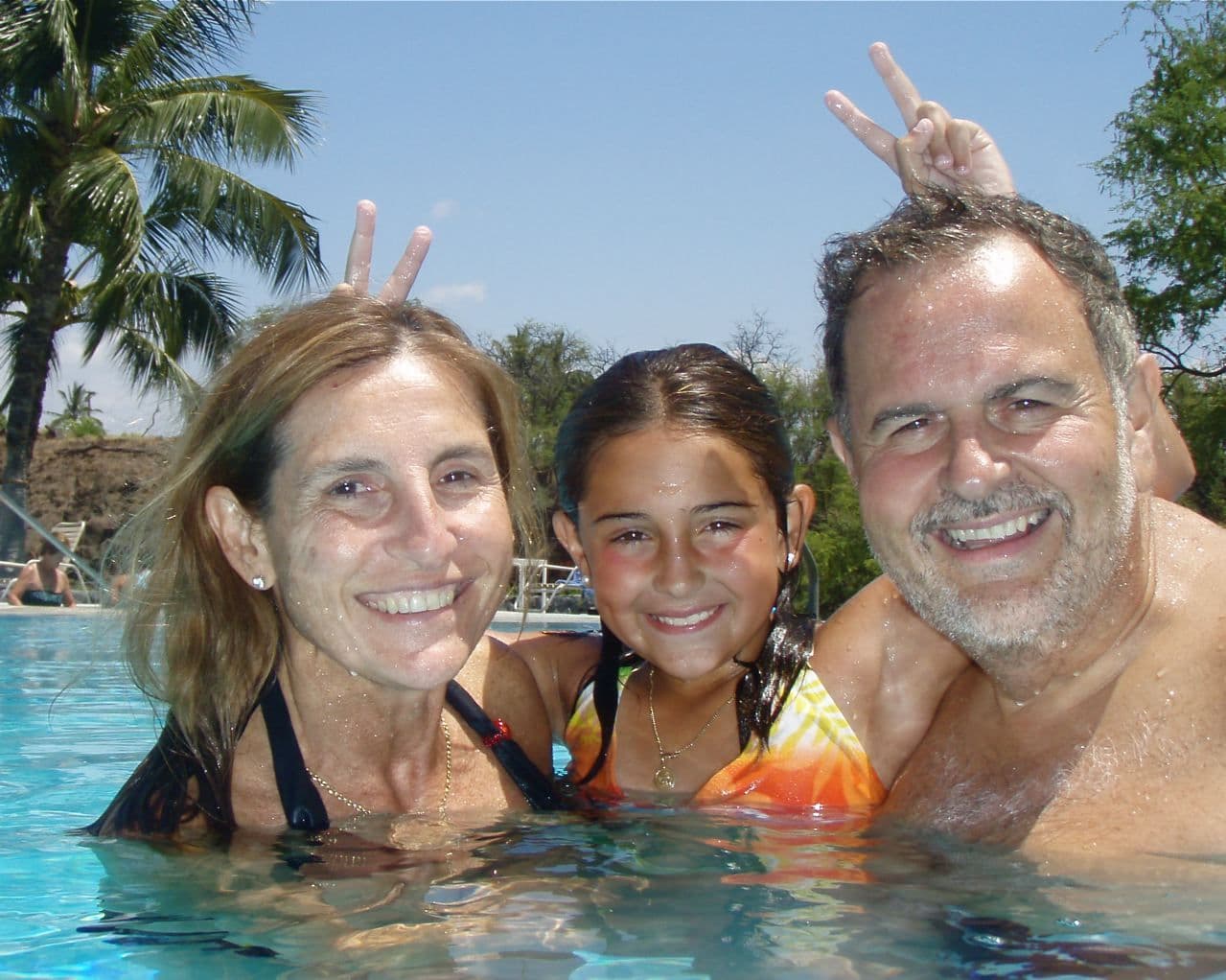 Y Mia les juega bromas a sus papis.