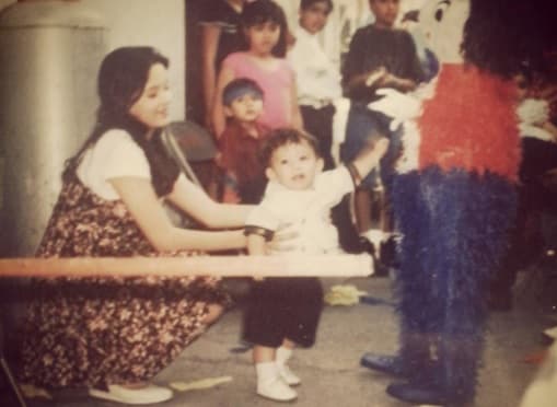 Rubén junto a Luna, en lo que aparenta ser uno de sus primeros cumpleaños.