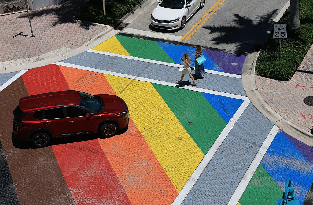 Este cruce peatonal ha sido vandalizado en dos oportunidades. La primera vez ocurrió a pocos días de su inauguración. 
<br>
<br>