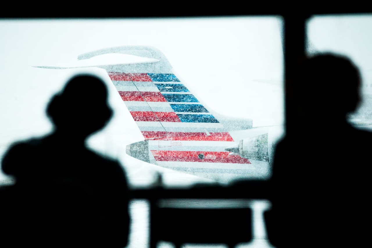 Además, las personas vacunadas no necesitan realizarse una prueba para viajes internacionales a menos que el país de destino lo requiera y no tendrá que hacer cuarentena cuando regrese a Estados Unidos. Sin embargo, 
<b>debe presentar una prueba negativa "antes de abordar un vuelo hacia Estados Unidos".</b>