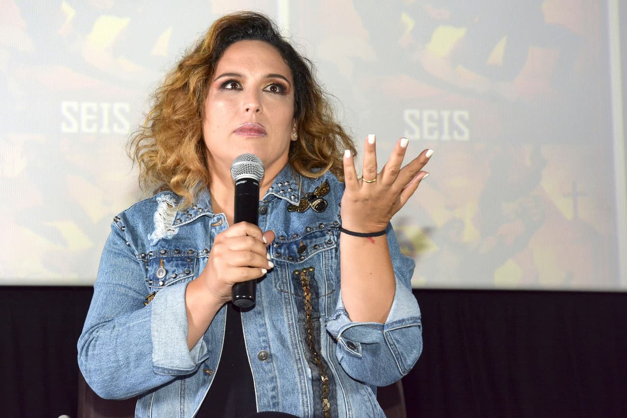 Siguió: "Nunca la apoyaron, la vi llorar tanto, fue tan doloroso, desde 'Chiquilladas' decía: 'Yo puedo hacer eso,
<b><a href="https://www.univision.com/famosos/angelica-vale-pide-ayuda-para-las-personas-que-quedaron-sin-empleo-en-broadway-y-algunos-fans-la-reganan-video">mamá ¿por qué no me llevan, por qué no me llaman?</a></b>'", recordó Angélica María en 'Ventaneando'.
<br>