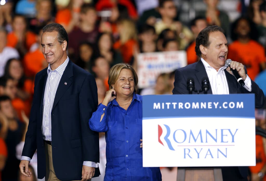 Lincoln-Diaz-Balart, acompañado de su hermano Mario y de Ileana Ros-Lehtinen, en un acto de apoyo a Mitt Romney en la campaña presidencial de 2012. La foto fue tomada en la Universidad de Miami.