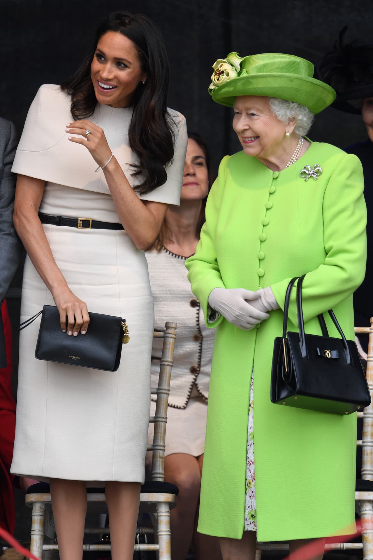 "No se me ocurre una señal más contundente de bienvenida a la familia real. Demuestra que la reina está muy emocionada", comentó a
<b><a href="https://people.com/royals/meghan-markles-outing-with-the-queen-is-happening-at-triple-speed/">People</a> </b>Ingrid Seward, autora de biografías de la realeza.