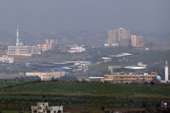 Los próximos pasos del movimiento islamista Hamás y de Israel son claves para detener la espiral de violencia que estalló el miércoles en la zona, en un aparente intento de la Yihad Islámica de arrastrar a ambas partes a un nuevo conflicto armado. "Israel considera a Hamás responsable de todo lo que ocurre (en Gaza): es el que ejerce la soberanía y el que debe responder por todo lo que ocurre", declaró un alto mando militar israelí en la zona, que reconoció que en los últimos meses no ve a milicianos de este grupo "participar en acciones terroristas". Para la Yihad Islámica, lanzar cohetes es "un medio excelente para avergonzar a Hamás, con el fin de demostrar que son ellos los que definen la agenda (política) en Gaza, mientras Hamás ha abandonado la yihad y la resistencia (armada) en busca del poder", escribe hoy el experto israelí en asuntos árabes y de Oriente Medio, Avi Isajarov. Organización mucho más pequeña, versátil e ideológica que Hamás, y sobre todo sin responsabilidades de gobierno, la Yihad trata de reavivar la lucha armada y "hace grandes esfuerzos para arrastrar (a ambas partes) a un nuevo conflicto", apelando en esta ocasión a la muerte de tres de sus hombres. Netanyahu debe decidir ahora "si quiere más violencia o seguir el toma y daca habitual con las milicias", subraya el académico.