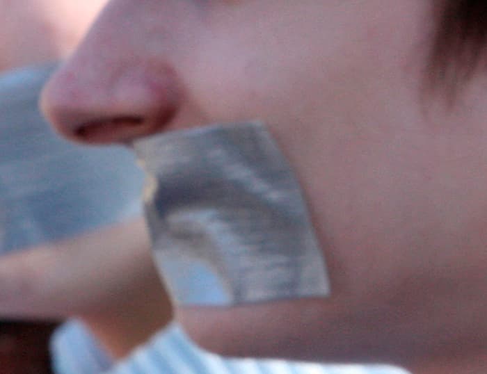 Madre denuncia que maestra le cubrió la boca a su hijo de 11 años con cinta adhesiva en un escuela del condado de Johnston