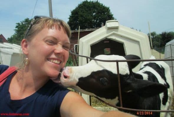 Esta mujer sí celebró el día de la Tierra con un buen beso de su becerro. #RecycleReduceReuse #HappyEarthDay Fotos tomadas de Twitter