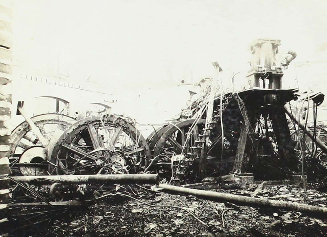 Los restos de un edificio consumido por el fuego y golpeado por el sismo.