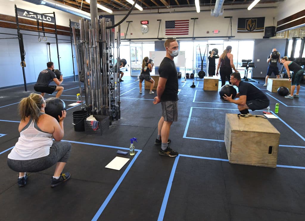 😷 
<b>Gimansios </b>interiores
<b>.</b> Tanto quienes estén 
<b>vacunados por completo</b> y quienes 
<b>no están vacunados</b> 
<u>deben</u> utilizar mascarilla.