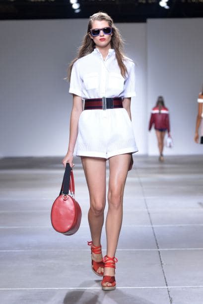 Otra tendencia para lentes de sol es la combinación de colores llamativos en el armazón. Encontraras colores como: azul, rojo, morado y amarillo.