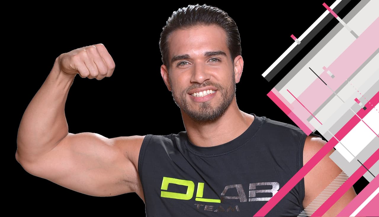El entrenador cubano no es sólo un taco de ojo. Él será el encargado de poner a las bellas fit para esta temporada de Nuestra Belleza Latina. Si hay alguien que sabe cómo obtener la figura perfecta, ese es Darian. Las bellas lo aprenderán a odiar pues las pondrá a trabajar duro para tener LA figura. Pero mientras ese momento llega, te dejamos unas cuantas imágenes para que deleites esa pupila.