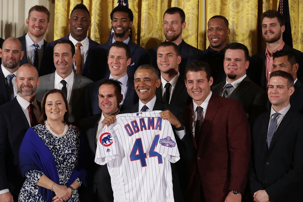 Obama posa para una fotografía con los campeones de la Serie Mundial de beisbol.