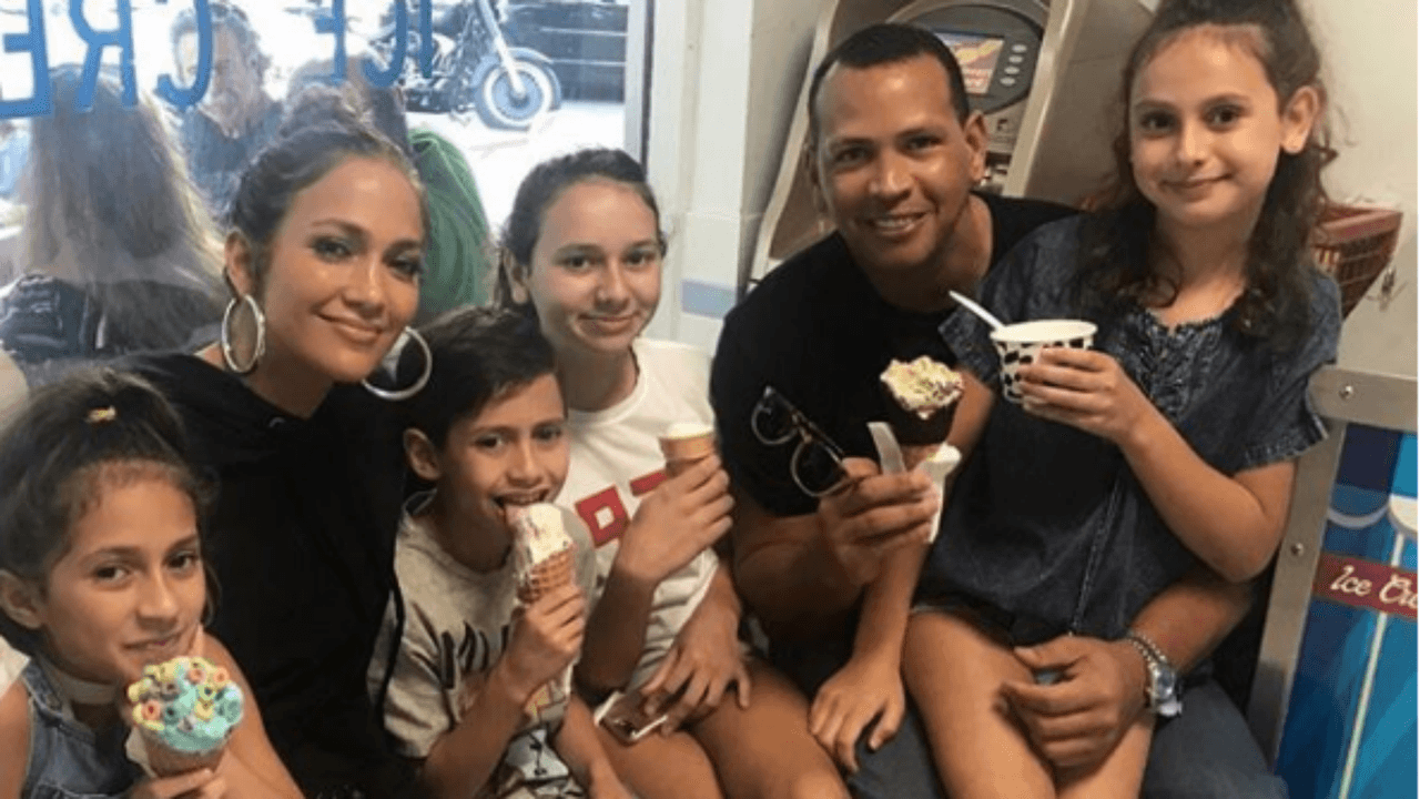 Los gemelos ya son como hermanos de Natasha y Ella Alexander, de 13 y 10 años respectivamente, y quienes son la luz de los ojos de A-Rod.